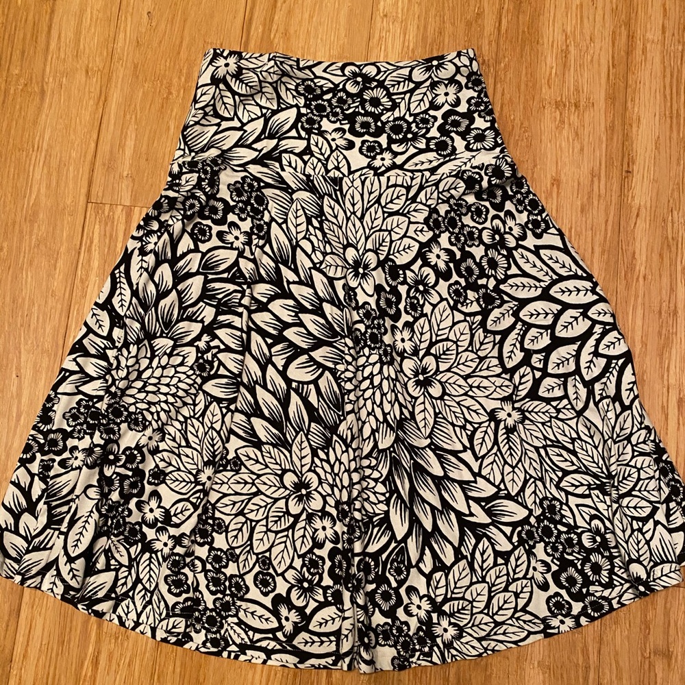 Black and white H&M floral skirt